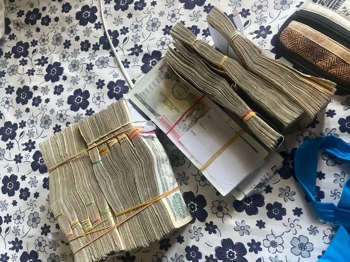 Kup denarja na prtu.