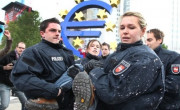 Odstranjevanje protestnikov pred sedežem ECB.