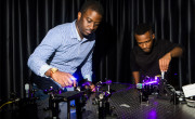Bienvenu Ndagano (levo) in Isaac Nape ter postavitev laserjev v njunem eksperimentu