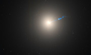 Hubblov posnetek galaksije M87 z vidnim curkom iz supermasivne črne luknje