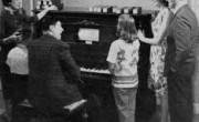 Družina ob pianoli circa 1950 (© 1985 The Pianola Institute Ltd., Velika Britanija)