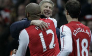 Thierry Henry, Arsenalova #12 v objemu Arsena Wengerja s Squillacijem v ozadju