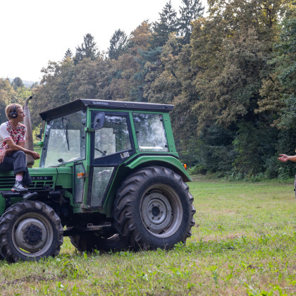 Žiga Štrukelj, Nataša Živkovič in traktor