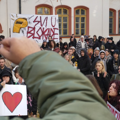 študenti med protestom