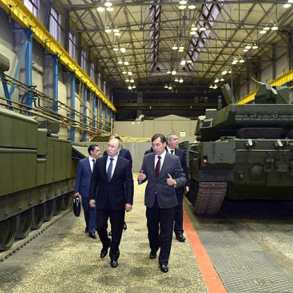 Ruski predsdnik Vladimir Putin na obisku tovarne tankov Uralvagonzavod v Nižnem Tagilu leta 2015