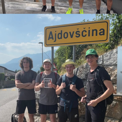 Ekipa pohodnikov na začetku in na koncu ekspedicije, pred dvema znakoma Ajdovščina.