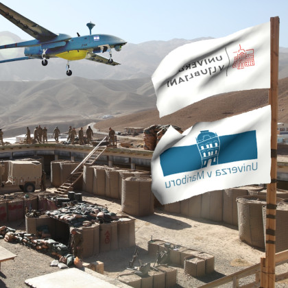 Montaža slike (v originalu ameriške) vojaške baze z zastavama Univerze v Ljubljani in Univerze v Mariboru. Nad bazo leti izraelski dron Heron.