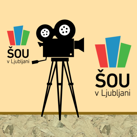 Slika prikazuje logotip ŠOU v ljubljani, ki v sejni sobi študentskega zbora snema drugi logotip ŠOU v Ljubljani, torej samega sebe.
