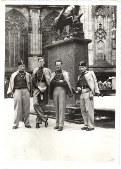 Sokoli na mednarodnem mitingu v Pragi. savo Bensa je drugi z leve.