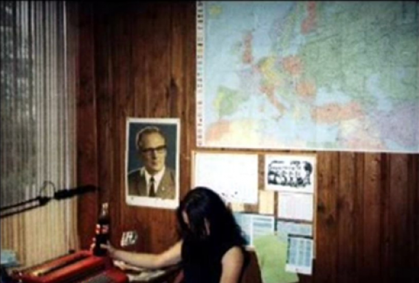 Euronymous v delovni sobi, pod sliko Honeckerja ter Marxa, Engelsa, Lenina, Stalina in Maa.