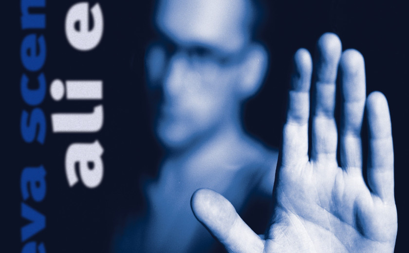 Napo briše prah s starih cedejev in komentira koncert RecycleMana