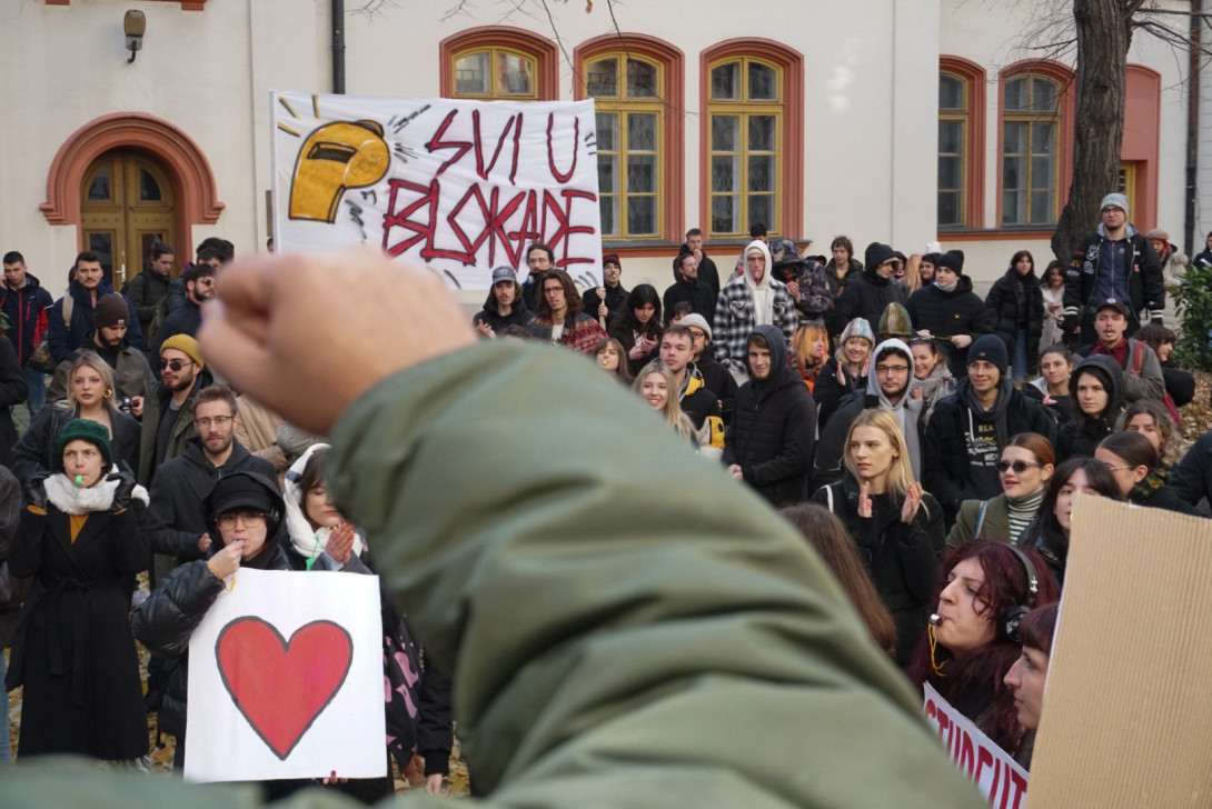 študenti med protestom