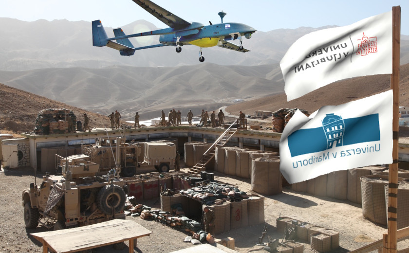 Montaža slike (v originalu ameriške) vojaške baze z zastavama Univerze v Ljubljani in Univerze v Mariboru. Nad bazo leti izraelski dron Heron.